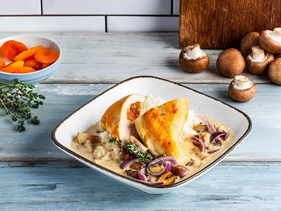 Pechuga de pollo rellena con salsa cremosa de pimienta verde