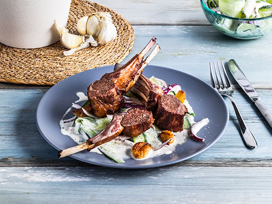 Ensalada de pepino con costillar de cordero asado