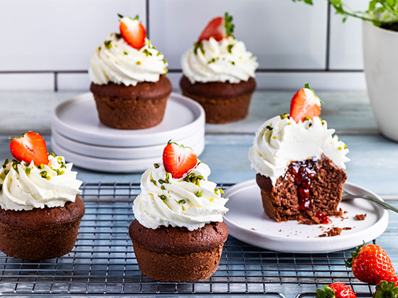 Magdalenas de chocolate con crema de mantequilla de fresa