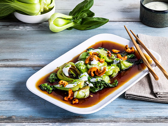 Pak choi frito con salsa teriyaki, anacardos de chile y salsa de yogur de lima